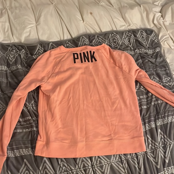 I’m selling a woman’s sweater that is used but in good shape - Picture 2 of 3